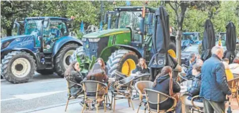  ?? EFE ?? Decenas de tractores siguen colapsando las calles de Oviedo en la protesta agrícola y ganadera //