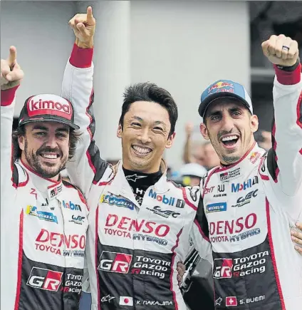  ?? FOTO: TOYOTA GAZOO RACING ?? Fernando Alonso junto a dos de sus 5 compañeros de equipo, los que comparten coche con el asturiano, Buemi y Nakajima