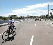  ?? ROBERTUS RISKY/JAWA POS ?? SAMBUNG LAPANGAN TEMBAK: Pesepeda melewati JLLT Kedung Cowek yang belum dibuka untuk umum kemarin.