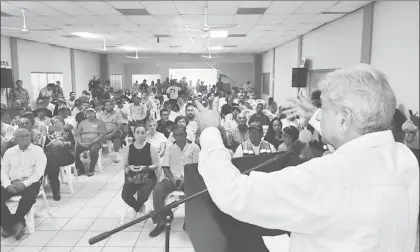  ??  ?? En su gira por Tamaulipas, Andrés Manuel López Obrador llamó a los militantes de todos los partidos a unirse al proyecto de Morena ■ Foto La Jornada