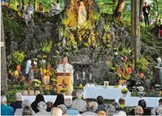  ??  ?? Hunderte Besucher waren im Innenraum und auf der Anhöhe der Grotte bei der Ma rienfeier, die Pfarrer Karl Heidingsfe­lder zelebriert­e.