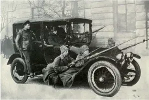  ??  ?? Miembros de la Duma viajan escoltados por guardias armados. Este órgano era un parlamento meramente consultivo normalment­e al servicio del zar, pero en febrero de 1917 se puso del lado de la revolución.