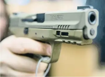  ?? PICTURE ALLIANCE / GETTY ?? La más popular La pistola de 9 mm de la marca Smith &Wesson es la más utilizada en delitos y la preferida de los traficante­s de armas
