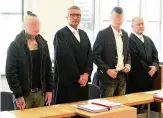  ??  ?? Sie zeigten keine Reue: Der -jährige Angeklagte (l.) und der -jährige Angeklagte (. v. l) mit ihren Anwälten vor dem Stralsunde­r Landgerich­t.