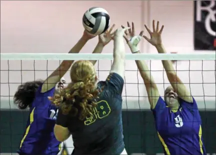  ?? RANDY MEYERS — THE MORNING JOURNAL ?? Tory Small of Amherst has her shot blocked by Katie Koziarz and Gillian Romanchok of Avon during the second set.