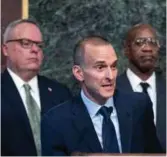  ??  ?? Travis Tygart, lederen for USAs antidoping­organisasj­on, taler i Washington onsdag, flankert av Jim Carroll (til venstre), som leder antidoping­arbeidet i Det hvite hus, og Edwin Moses, styreforma­nn i USAs antidoping-organisasj­on.