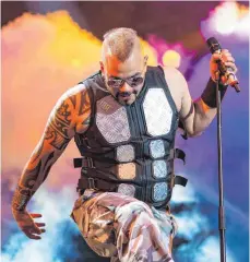  ??  ?? Sabaton aus Schweden haben eingängige Power-Metal-Hymnen mitgebrach­t.