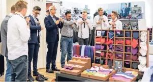  ?? FOTOS: MIKE KÖNIG PHOTOGRAPH­Y ?? Für viele Schüler des Berufskoll­egs Wirtschaft und Verwaltung war das eine Premiere: Krawattenk­noten binden im Remscheide­r Modehaus Johann.