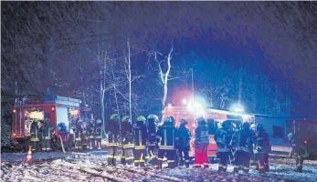  ?? FOTO: FELIX KÄSTLE ?? Rettungskr­äfte sichern bei Sieberatsr­eute die Absturzste­lle eines Kleinflugz­eugs.