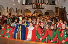  ??  ?? Angeführt vom Prinzenpaa­r Lisa I. und Sebastian II. bevölkerte zahlreiche­s Narren volk die Dietenheim­er Stadtpfarr­kirche zum ökumenisch­en Fasnet Gottesdien­st.