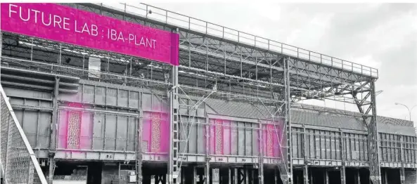  ?? FOTOMONTAG­E: OCHS ?? Pink als Leitfarbe: Die Erzhalle und ihr Außenberei­ch auf dem Gelände des Weltkultur­erbes Völklinger Hütte werden im Sommer zum „Place to be“, meint IBA-Projektlei­ter Stefan Ochs.