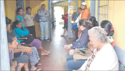  ??  ?? Asegurados de Paraguarí aguardan sus turnos para consulta, varios de ellos parados por la falta de espacio.