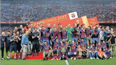  ??  ?? ALEGRÍA. La plantilla del Barcelona celebra el título copero conseguido ante el Alavés.