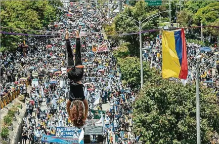  ??  ?? MEDELLÍN. Miles adhirieron al paro nacional convocado por sindicatos; la jornada fue relativame­nte tranquila, aunque de mucha tensión.