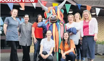  ??  ?? What a coo! Harris Mccoo and author Shirley Husband (right) with staff