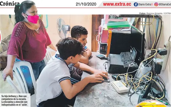  ?? Fotos: Romina Almeida / EXTRA ?? Su hijo Anthony y Jhon son compañeros de la escuela. La disciplina y atención son indispensa­bles en el ‘salón’.