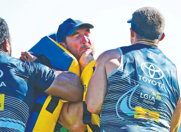  ?? Picture: ZAK SIMMONDS ?? BRUISING CONTEST: Scott Bolton (centre) during training with the North Queensland Cowboys at 1300SMILES Stadium in Townsville.