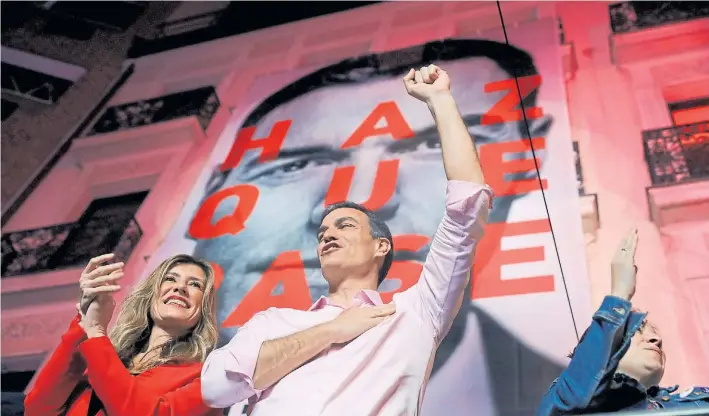  ?? EFE ?? Alegría. El presidente español y líder del PSOE, Pedro Sánchez, y su esposa, María Begoña Gómez, saludan anoche a miles de partidario­s que celebraban la victoria electoral.