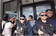  ??  ?? Blindado. El Palacio Municipal de Rosarito fue vigilado fuertement­e por efectivos de la policía estatal y municipal.