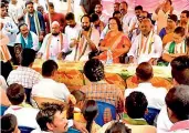  ?? — BY ARRANGEMEN­T ?? Nalgonda MP N. Uttam Kumar Reddy, TPCC working president J. Geeta Reddy and other Congress leaders at the Rachabanda programme in Suryapet district on Tuesday.