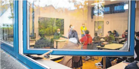  ?? FOTO: GUIDO KIRCHNER/DPA ?? Blick durch das offen stehende Fenster in den Klassenrau­m einer Schule.