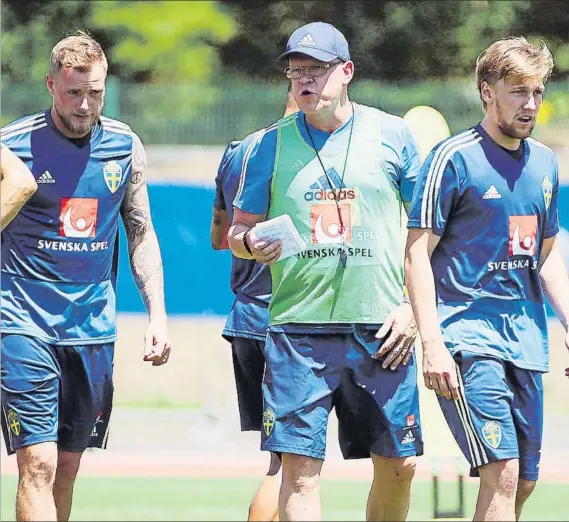  ?? FOTO: EFE ?? Listo para un gran reto Guidetti, atento a las indicacion­es del selecciona­dor sueco, Janne Andersson, en un entrenamie­nto en Rusia, está preparado para debutar en el Mundial