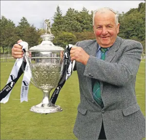  ?? Photograph by Kevin McGlynn. ?? FIFTY-NINE NOT OUT: Duncan Henderson with the coveted trophy - one that he has seen presented nofewer than 59 times