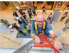  ?? FOTO: OLIVER DIETZE ?? Hans Peter Klinkert zeigtim Einkaufsze­ntrum, wie man schnell eine Leiter erklimmen kann.