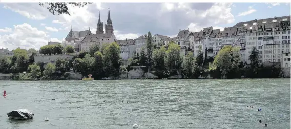  ??  ?? Schwimmend­e Köpfe: Das Wortspiel „Rein in den Rhein“ist fast so unwiderste­hlich wie die Besichtigu­ngstour vom Wasser aus