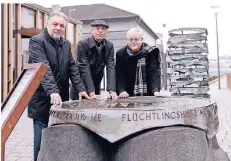  ?? RP-FOTO/ARCHIV: DJ ?? Bürgermeis­ter Thomas Dinkelmann, Friedel Kückels und Bernd Günter (v.l.) stellten den Erinnering 2015 auf dem Lavalplatz vor.