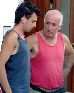  ?? (Foto Matteo Rensi) ?? Sconcertat­i Sopra il fratello di Mattia, Michele Stanga insieme al papà Lucio. Poi i rilievi condotti dai carabinier­i