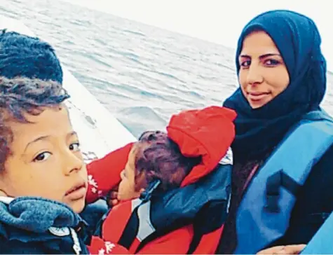  ?? Foto: Alkhatib ?? Einen Monat lang war Khadija Alkhatib mit ihren Kindern unterwegs – auf der Flucht aus Syrien nach Deutschlan­d. Dieses Bild entstand im Jahr 2016 auf der Überfahrt von der Türkei nach Griechenla­nd.