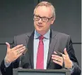  ??  ?? Ex-Sparkassen-Präsident Georg Fahrenscho­n