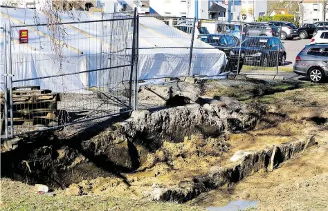  ?? DPA-BILD: STEFFEN ?? Nach dem Fund von Barackenre­sten im Stadtteil Laagberg würden ganz in der Nähe weitere Überreste aus den 1930er und 40er Jahren vermutet, teilte die Stadt vor dem Beginn der Arbeiten in dieser Woche mit.