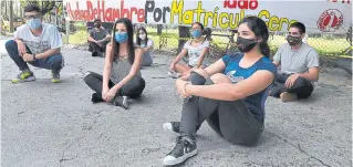  ?? FOTO: SANTIAGO SALDARRIAG­A ?? Estudiante­s de Univalle realizan protesta, con protocolos de biosegurid­ad.