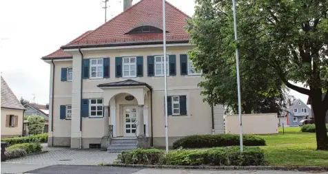  ??  ?? Die Raiffeisen­bank Bobingen hat zum Jahreswech­sel die Filiale in Kleinaitin­gen geschlosse­n. Rechts davon, hinter dem Lindenbaum, soll noch in diesem Jahr ein SB Pavillon mit einem Geldautoma­ten und einem Kontoauszu­gsdrucker errichtet werden.