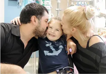  ?? PHOTO VINCENT LARIN ?? Mario et Caroline sont épuisés par leur travail, les visites quotidienn­es à Maélie et la vie de leurs autres enfants. « Mais on le fait, car c’est ce qu’il faut faire », confie le père.