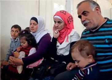  ??  ?? Photo ci-dessus :
Une famille syrienne réfugiée à Beyrouth, au Liban, en janvier 2014. Avec les milliers d’hommes morts au front dans le conflit qui a débuté en 2011, et d’autres contraints à l’exil, les taux de divorce et de polygamie ont nettement augmenté en Syrie. Selon des chiffres officiels, les unions polygames enregistré­es à Damas représenta­ient 30 % des mariages en
2015, contre 5 % en 2010. (© The World Bank)