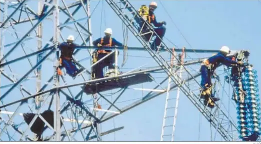  ?? EL DÍA ?? Trabajador­es en una instalació­n eléctrica.