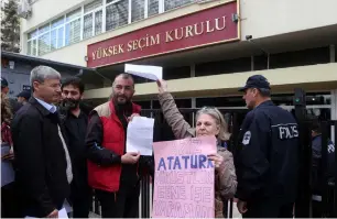  ?? AFP ?? A woman holds a banner reading, ‘Dear Ataturk, honesty didn’t work again’ as people queue outside the High Electoral Board in Ankara calling for the annulment of the referendum. —