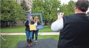  ?? COURTESY OF MARQUETTE UNIVERSITY ?? Two Marquette alumna get a photo taken outside McCormick Hall before demolition.