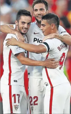  ??  ?? EL LÍDER. Sarabia, Mudo Vázquez y Ben Yedder celebran un gol.