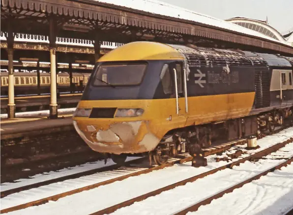  ?? DAVID CLOUGH. ?? Heaton depot handled ECML HST commission­ing. Snow picked up on the run to York obliterate­s the set number in this February 1978 view.