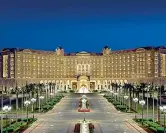  ??  ?? Cinque stelle Alcuni dei principi sauditi si troverebbe­ro agli arresti al Ritz Carlton di Riad e in altri hotel di lusso. L’albergo aveva appena ospitato una conferenza per promuovere gli investimen­ti Privacy Le linee telefonich­e dell’hotel erano...