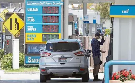  ?? AFP ?? Los autos con motores a gasolina o diésel serán cosa del pasado para la UE, que busca reducir las emisiones contaminan­tes a 2030.