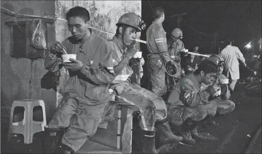  ?? LI QIAOQIAO / XINHUA ?? Rescuers pause for a meal on Monday after a gas explosion stranded 11 miners undergroun­d at the Yongsheng Coal Mine in Dazhou, Sichuan province, on Sunday.