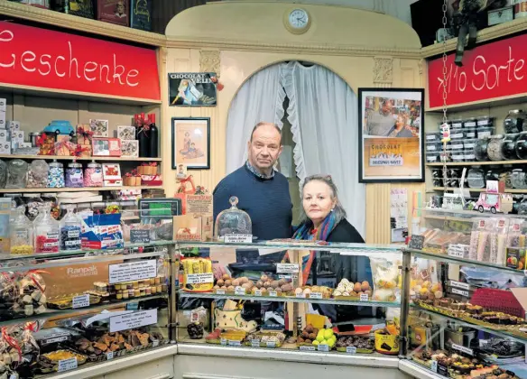  ?? //// Jana Madzigon ?? „Es gibt niemanden, der nascht und dabei nicht lächelt.“Michael und Gabriele Kornherr in ihrer Confiserie in der Währinger Straße.