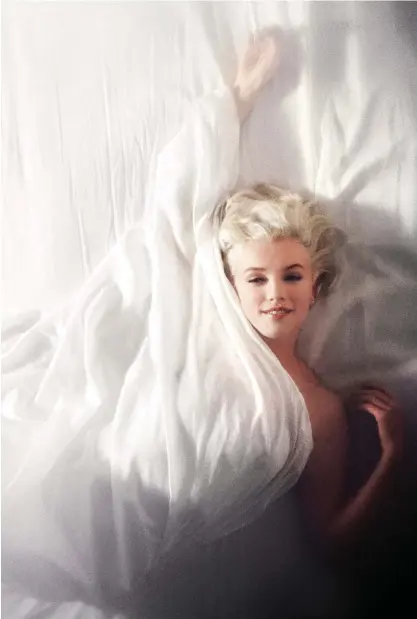  ?? FOTO: ©DOUGLAS KIRKLAND/PHOTO OP ?? Fotografie­r från en enda session med Marilyn Monroe utgör merparten av materialet i galleri K1:s utställnin­g med verk av Douglas Kirkland. Förlegad sensualite­t, skriver HBL:s konstkriti­ker Helen Korpak. Douglas Kirkland: Marilyn Monroe, Hollywood, 1961.