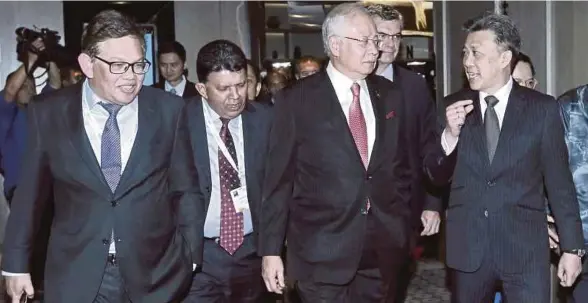  ?? [FOTO ASYRAF HAMZAH/BH] ?? Najib diiringi Abdul Jalil (kiri) dan Pengarah Urusan Kumpulan dan Ketua Pegawai Eksekutif Star Media Group Berhad, Datuk Seri Wong Chun Wai (kanan) ketika hadir pada Majlis Anugerah Media Asia Ke 16 di Kuala Lumpur, malam tadi.