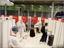  ?? (Photo AFP) ?? Premières mesures d’isolement dans les aéroports parisiens en présence de passagers testés positifs au Sars-cov-.